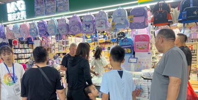 星空体育在线入口“开学经济”升温济南不少文具店、箱包店销量上涨_今日头条_大众网(图2)